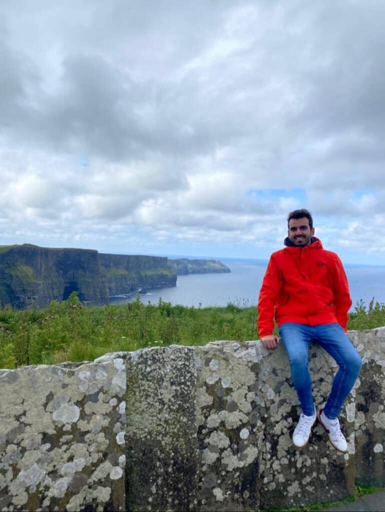 Estudiante de The Broad Club en los Acantilados de Moher, Irlanda